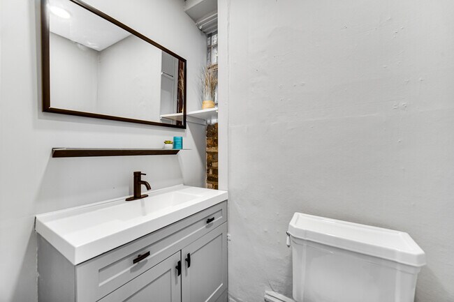 Building Photo - 1817 N Honore St