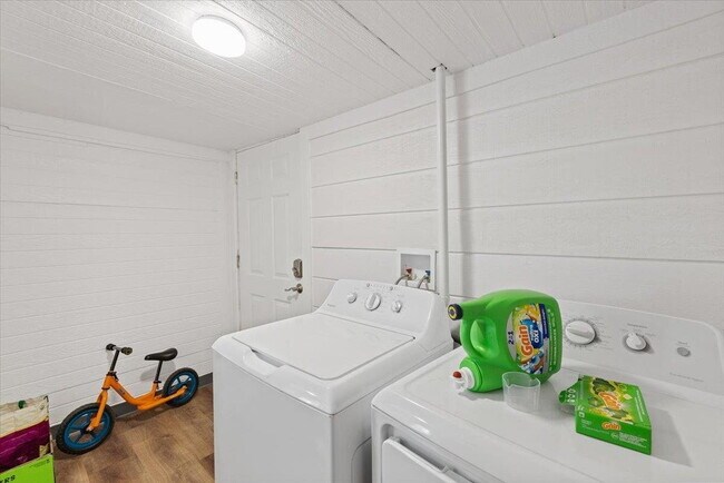Building Photo - Newly updated 1 Bedroom 1 Bath Studio Styl...