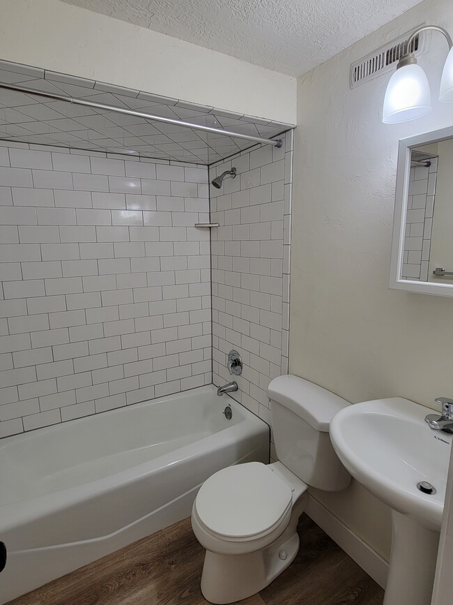 Bathroom (empty) - 256 E 800 N