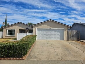 Building Photo - 3 bed 2 bath Live Oak