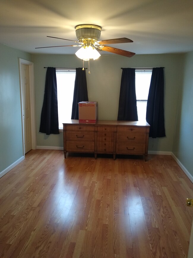 Main bedroom - 3267 Tibbits Ave