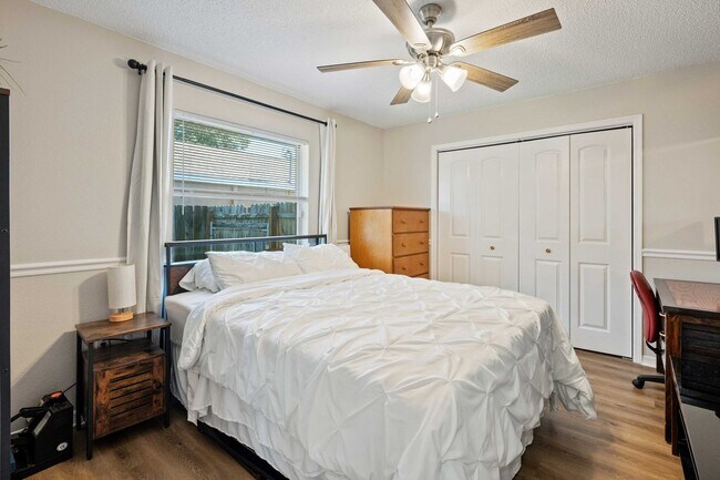 Building Photo - Spacious 3/2 Single Family Home in Spring Hill