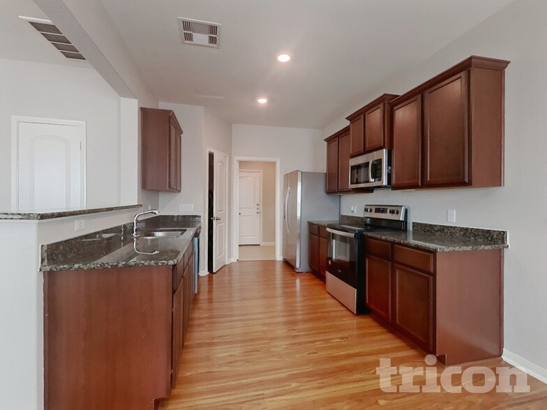 Building Photo - 216 Elm Patch Dr