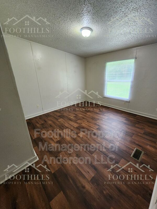 Building Photo - 104 Hickory Forest Dr