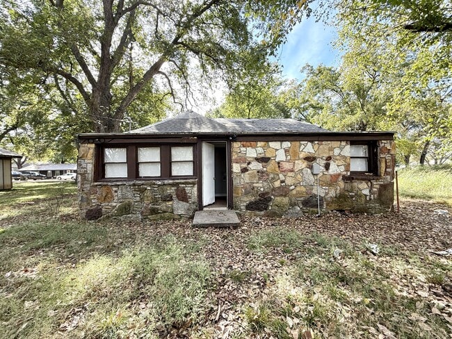 Building Photo - 1218 W Durant Ave