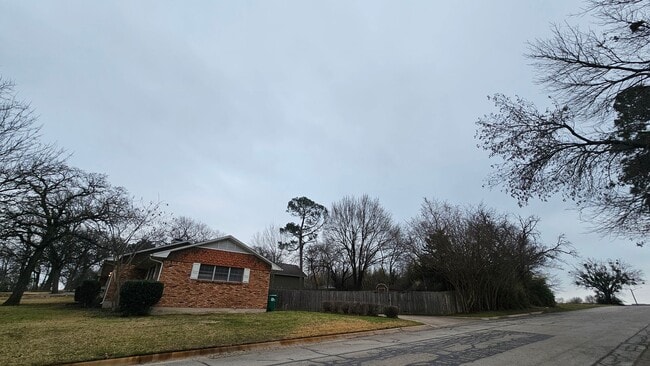 Building Photo - 2115 Glenwood Ln