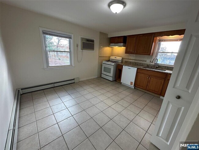 Building Photo - 368 New St