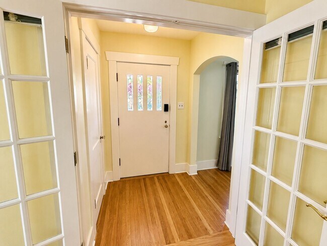 Building Photo - Fully Remodeled Ballard 5 Bed/2 Bath Home w/ A/C!