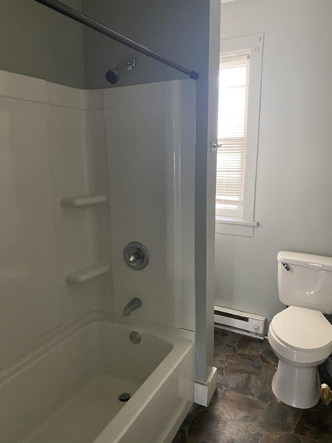 Building Photo - "Charming 1-Bedroom Retreat in Harrisburg'...