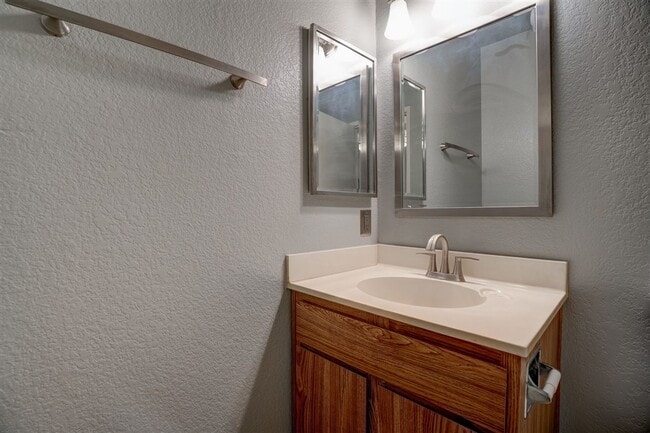 Building Photo - 2 bedroom, 2 bathroom condo for rent in Mo...