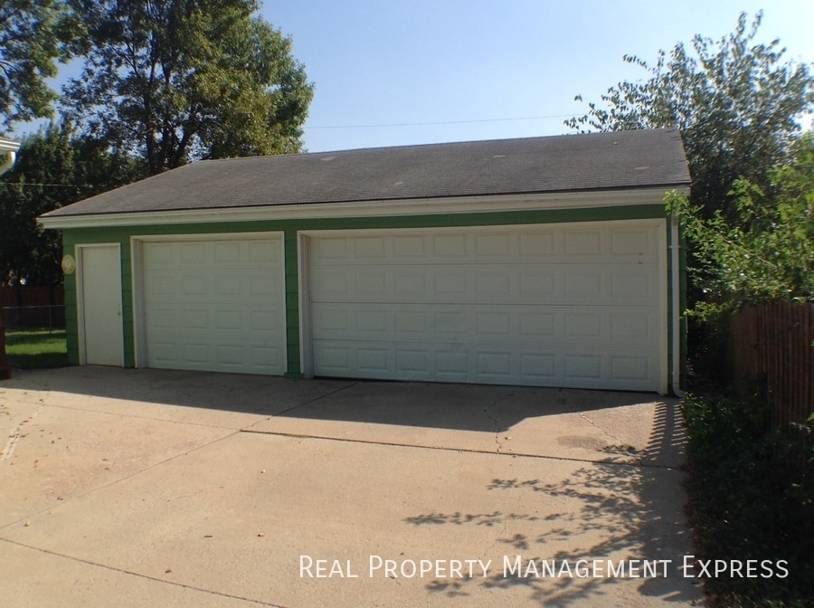 Building Photo - 233 E Pam Rd