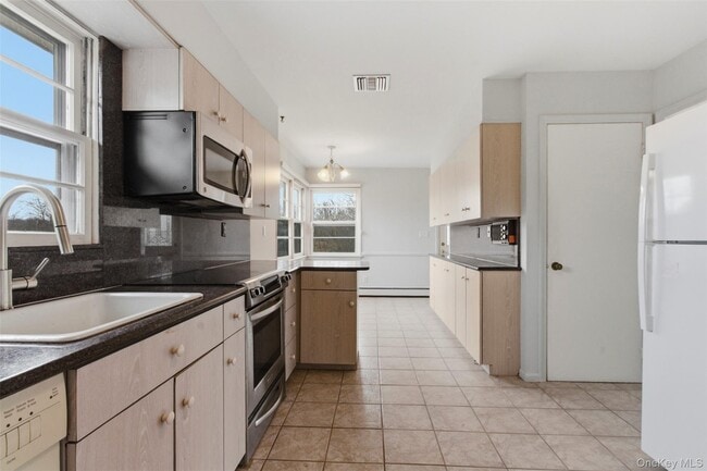 Building Photo - 27 Allapartus Cir