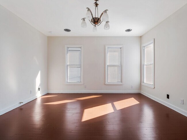 Building Photo - 937 Thomas Ave W
