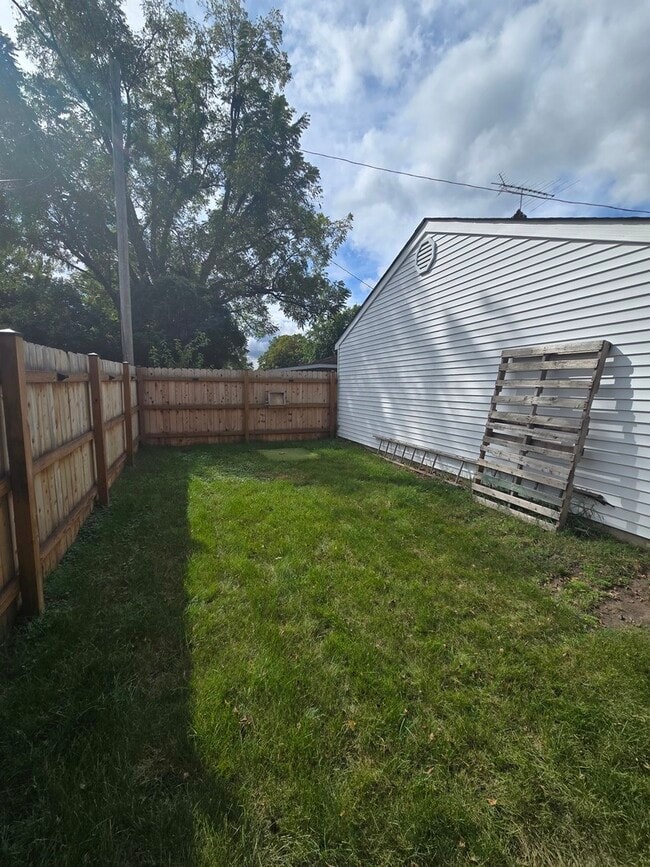 Building Photo - 1124 Somonauk St