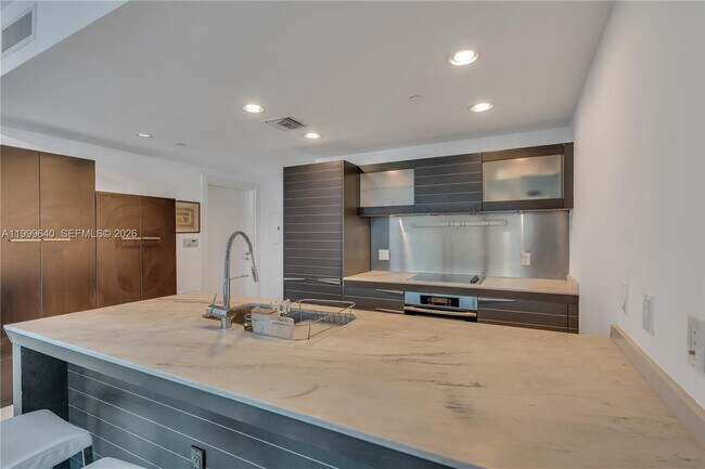 Building Photo - 200 Biscayne Blvd Way