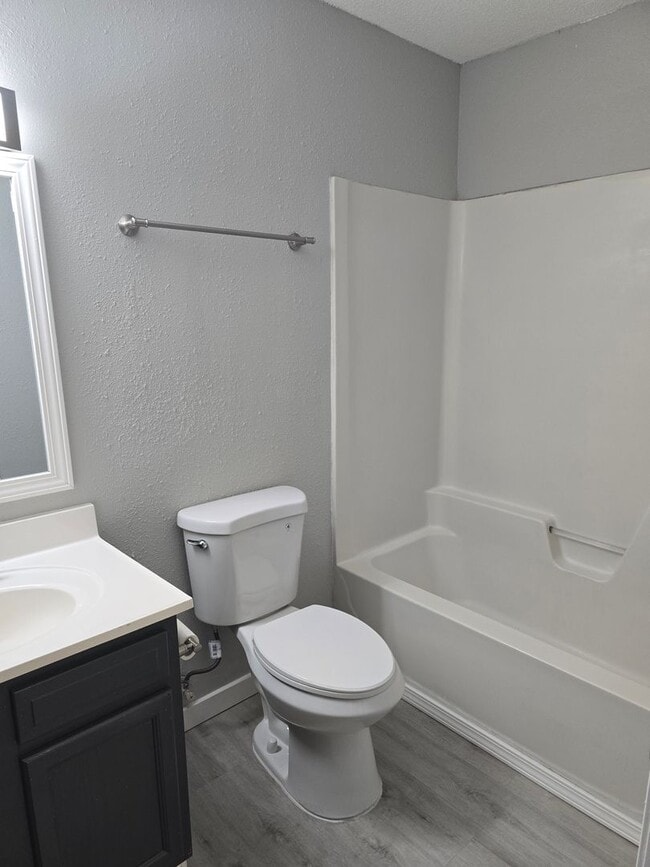 Building Photo - 2 Bedroom , 1 Bathroom Apartment!