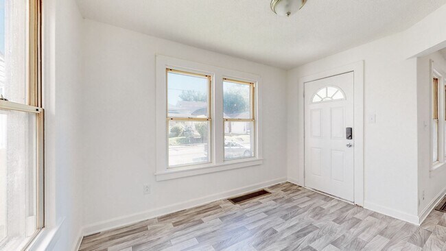 Building Photo - HOUSE FOR RENT