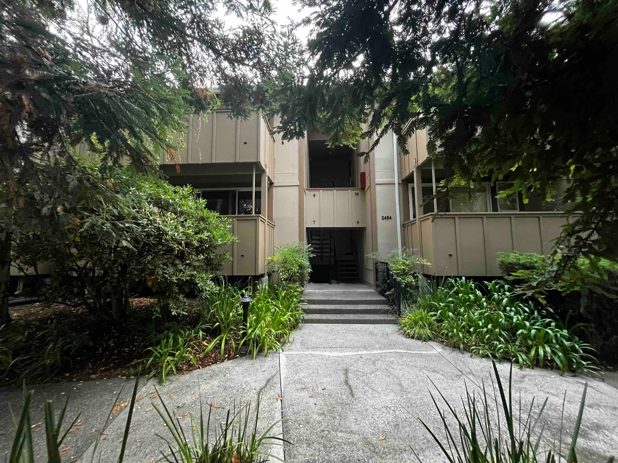 Building Photo - 2454 W Bayshore Rd
