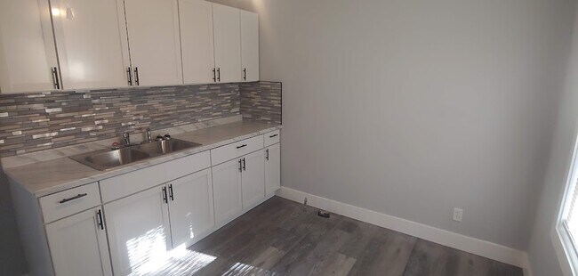 Building Photo - 5807 W Park Hill Ave