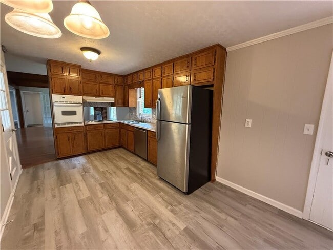 Building Photo - 3155 Oak Dr