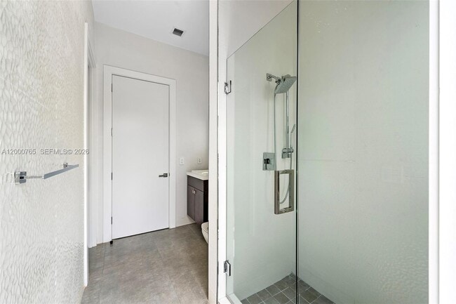 Building Photo - 552 Palm Dr