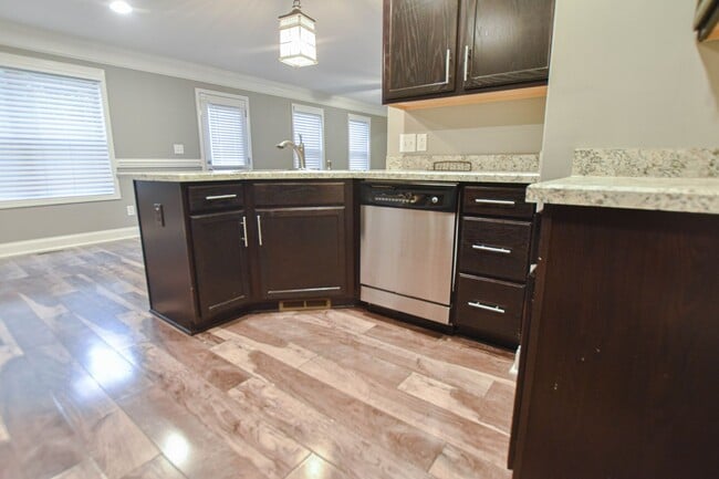 Building Photo - Pet Friendly Three Bedroom!