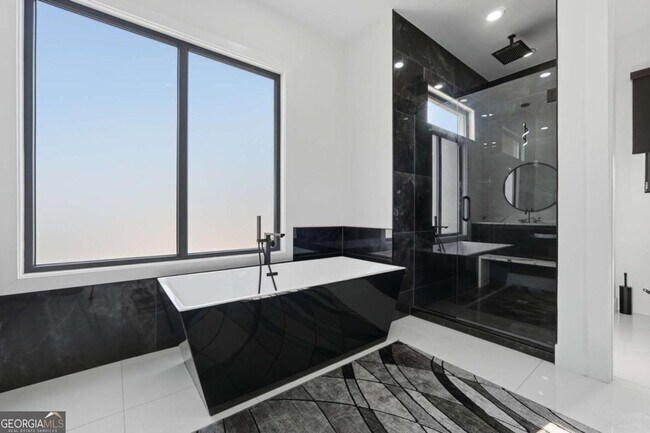 Building Photo - 556 Versailles Dr