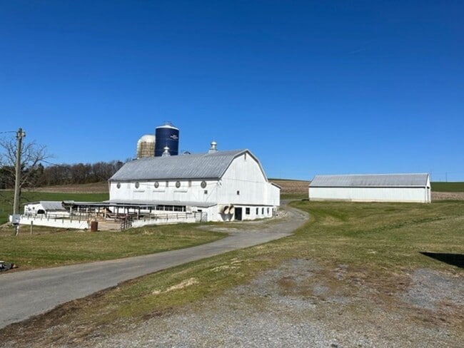 Building Photo - Four Bedroom 1.5 Bath Farm House in Hamburg