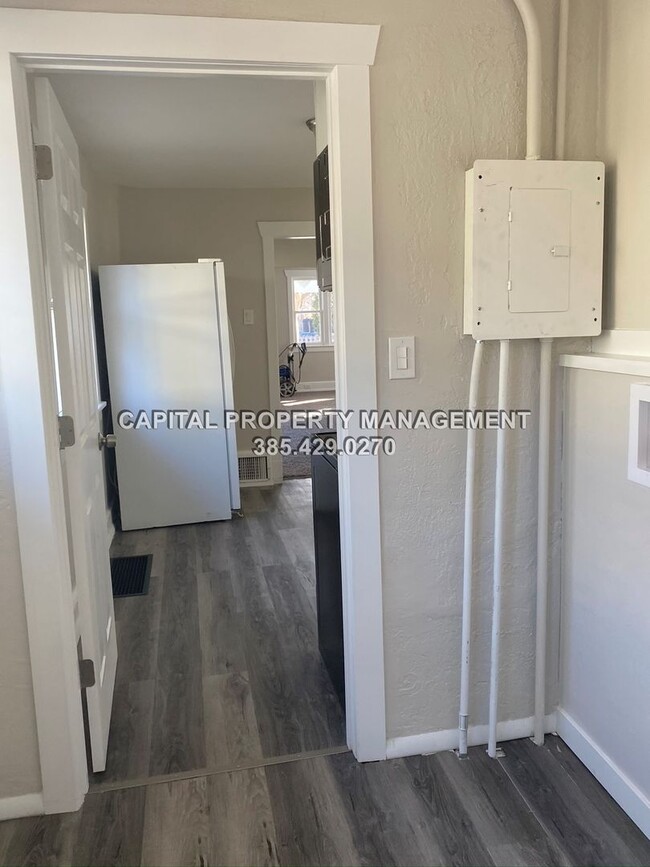 Building Photo - Recently Remodeled 2 Bedroom Home