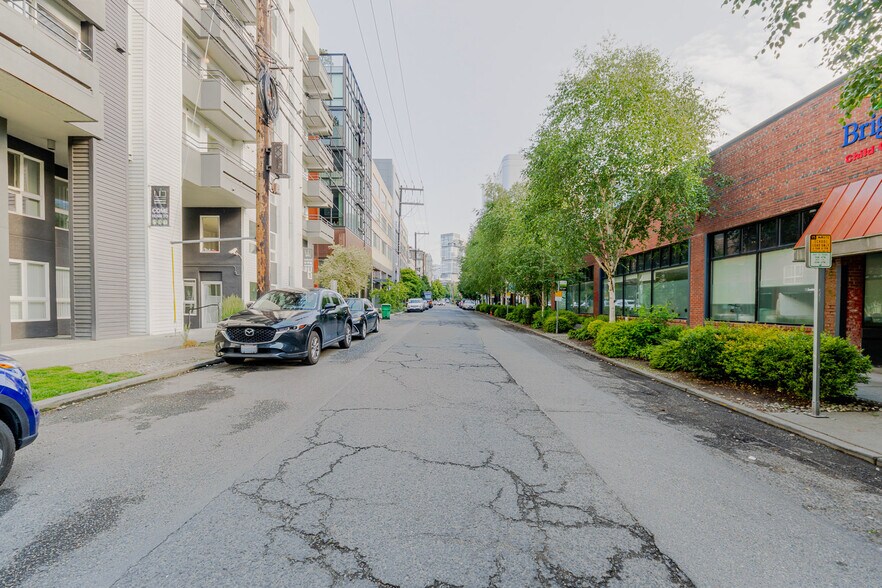 Building Photo - 526 Yale Ave N