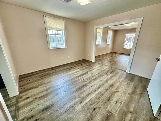 Building Photo - 305 N Live Oak St