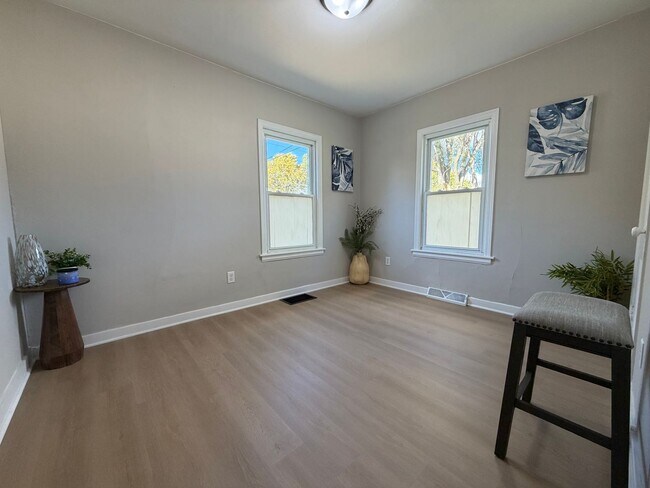 Building Photo - Remodeled 3 bed, 1 bath home for rent in E...