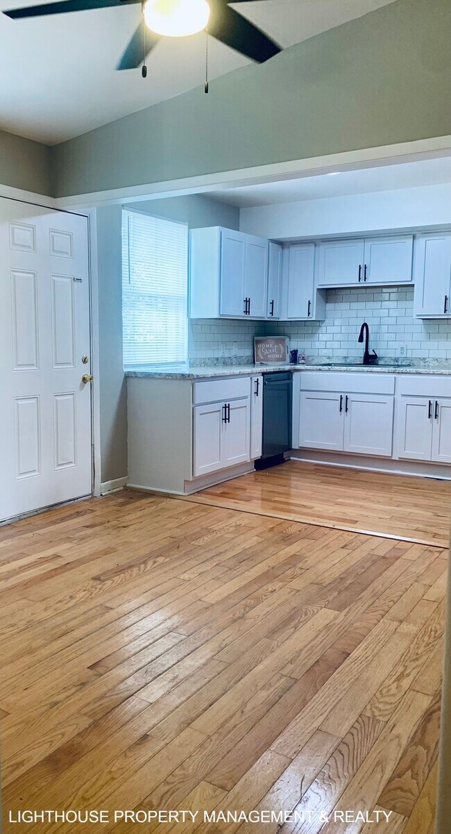 Building Photo - Large 4 Bed/1.5 Home with New Kitchen!