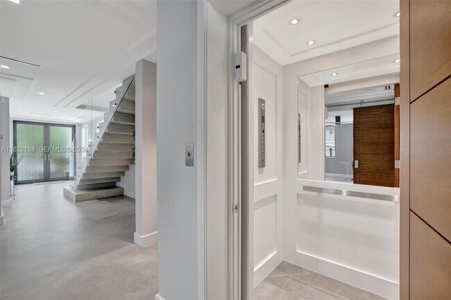 Building Photo - 305 Oak St