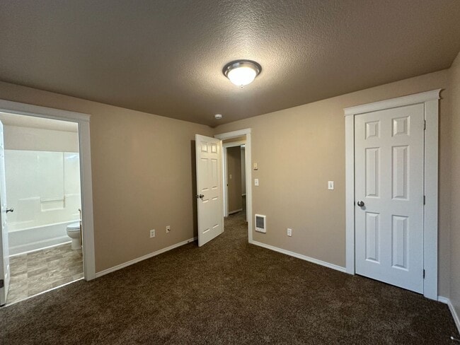 Building Photo - 3 Bedroom / 2 Bathroom Single Level Duplex in Madras