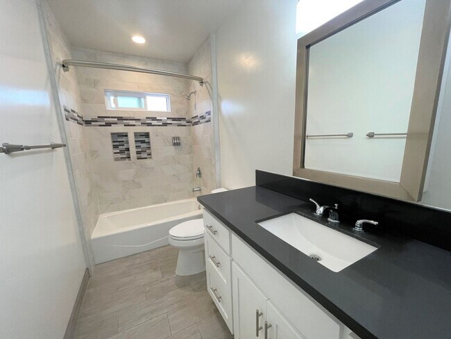 Building Photo - Remodeled Midtown Apartment w/Air Conditio...