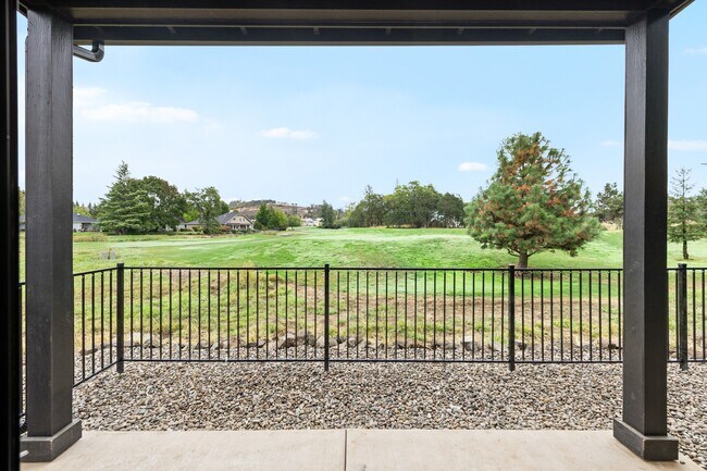Building Photo - 111 Golf View Dr