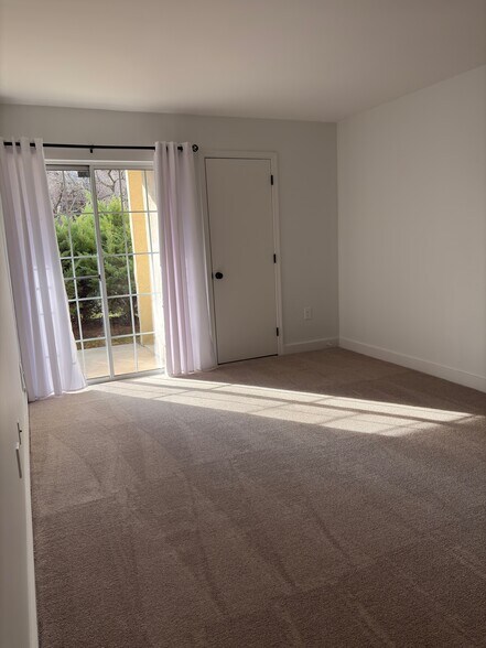 Large Bedroom - 313 Valley Stream Ln