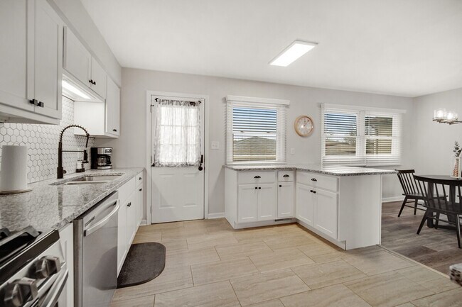 Building Photo - 706 Christy Ln