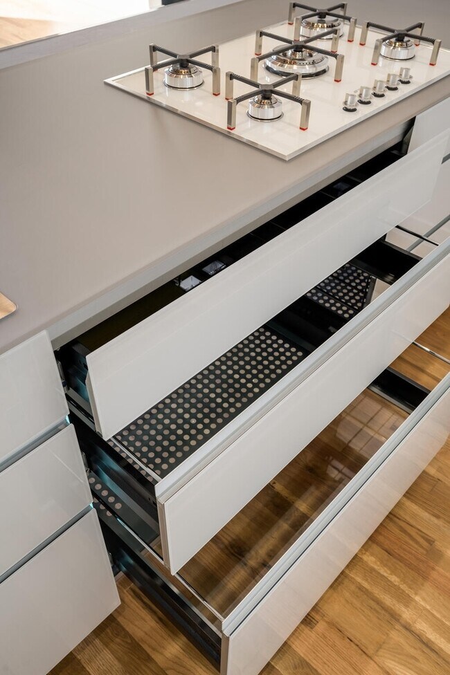 Building Photo - 312 N May St