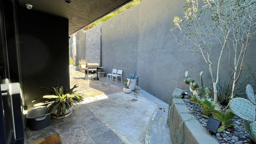 Building Photo - Live in the 90210! Stunning Modern Newly Renovated 2 Bedroom plus bonus room home in Beverly Hills!