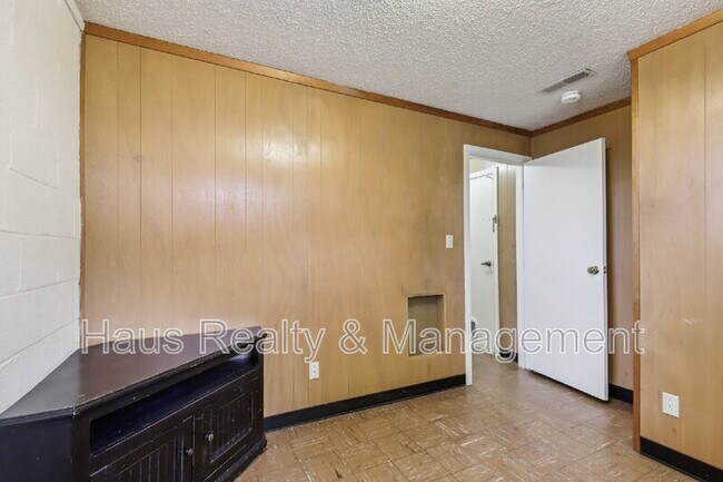 Building Photo - 144 Airport Rd