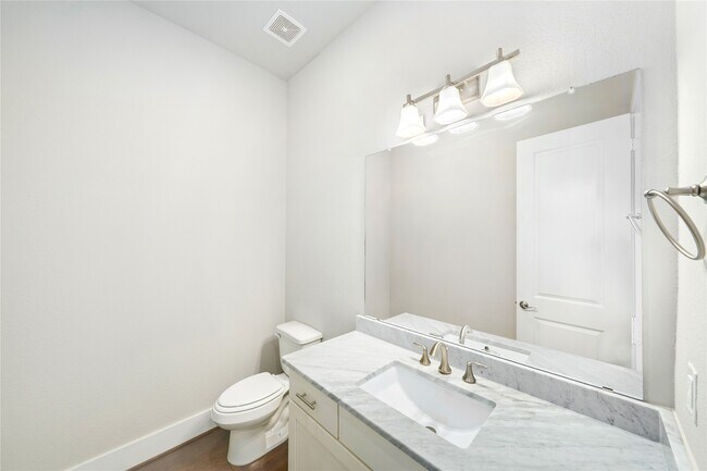 Building Photo - 420 W 28th St