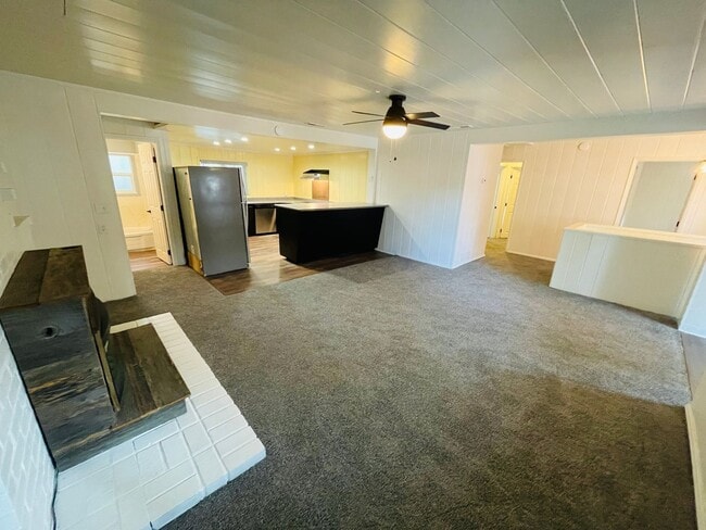 Building Photo - 3 bed 2 bath with private fenced yard