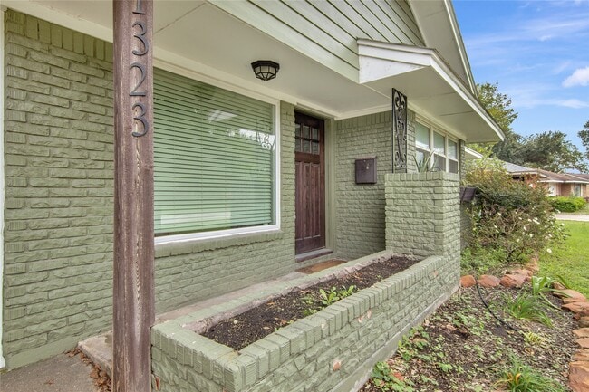 Building Photo - 1323 Ansbury Dr