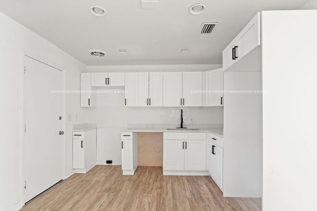 Building Photo - Renovated 4 Bed/1 Bath Home with Huge Yard!