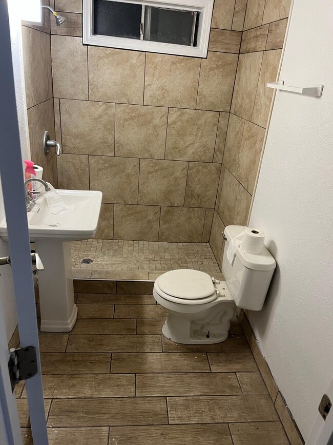 Building Photo - 384 N Westside St