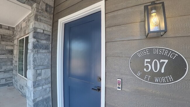 Building Photo - 507 W Fort Worth St