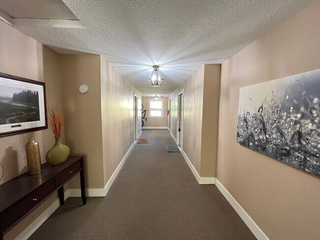 Building Photo - Lovely Private 2Bed + 1Bath Westmoreland Condo!! Secured Entry Building & Parking!