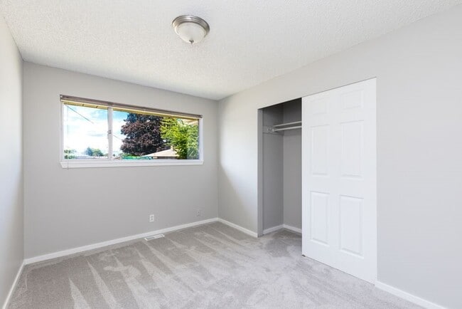 Building Photo - Remodeled 3 Bedroom Rambler Situated on a ...